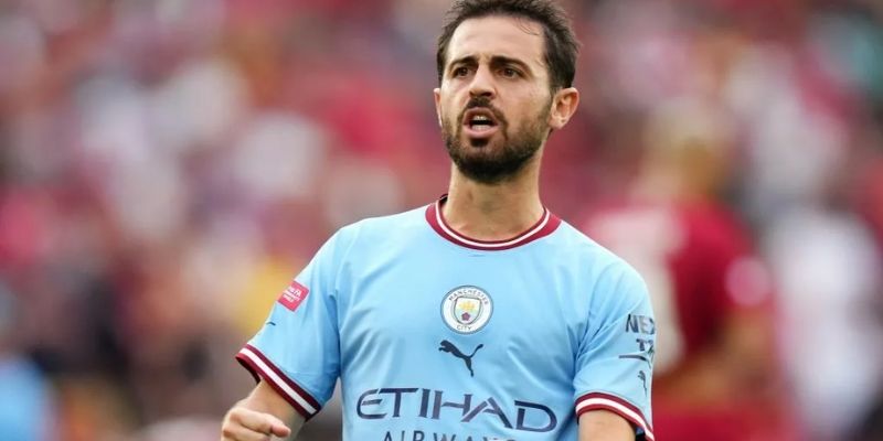 Football player Bernardo Silva: Hero on the Field!